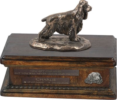 Persoonlijke urn hond voor Engelse Cocker Spaniel met hondenstandbeeld en hout