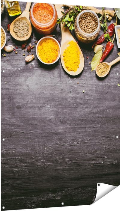 Gards Tuinposter Indiase Kruiden op een Zwarte Tafel - 100x150 cm - Tuindoek - Tuindecoratie - Wanddecoratie buiten - Tuinschilderij