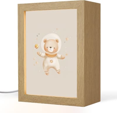 Nachtlampje 15x20 cm - Kinder lampje - Ruimtebeer - Sterren - Beige - Tafellamp kinderkamer - Slaapkamer lamp - Bedlamp kinderen - Kinderlampje stopcontact - Wandlamp babykamer - Nachtlampjes
