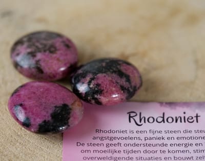 Rhodoniet Trommelsteen - Edelsteen - Perfect cadeau voor vrouwen - Inclusief uitleg - Spiritueel - Rhodonite - Stress - Paniek - Angst - Moeilijke tijden - 100% NATUURLIJK