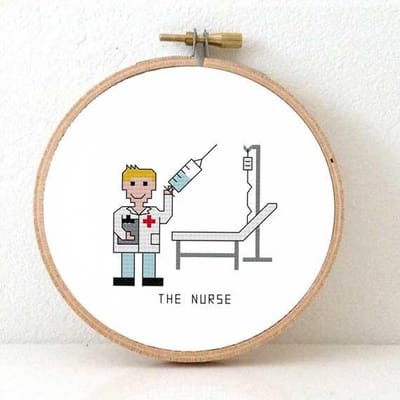 Manlijke verpleger borduurpakket - nurse cross stitch kit - ziekenhuis kado inclusief borduurring, aida borduurstof, DMC garen en borduurnaald - Manlijke nurse