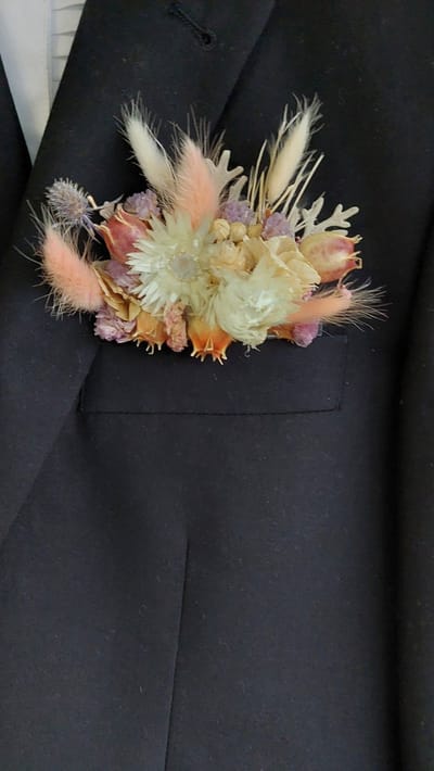 Romantisch en stijlvol zakboutonnière voor bruidegom met gedroogde bloemen, boutonnière bruidegom, corsages bruidegom,
