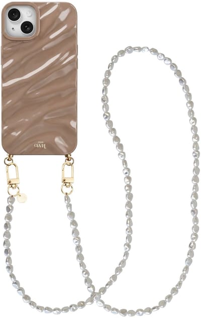 xoxo Wildhearts Glaze Cord Case Taupe - Geschikt voor iPhone 15 Plus - Pearlfection - Lang koord - Glimmend siliconen telefoonhoesje met plooien - Dream hoesje met koord - Parelketting - Telefoonkoord