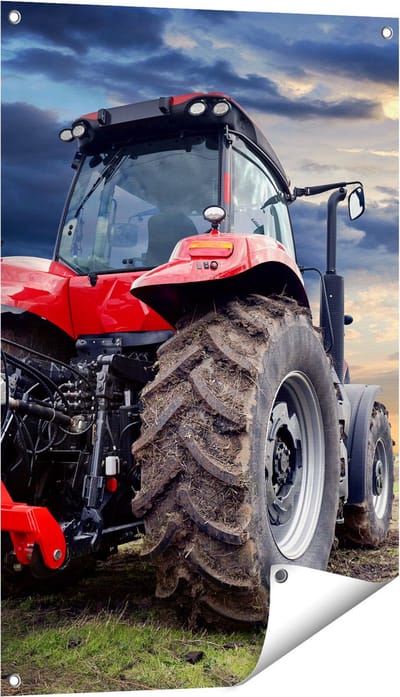 Gards Tuinposter Rode Tractor bij Zonsondergang - Trekker - 60x90 cm - Tuindoek - Tuindecoratie - Wanddecoratie buiten - Tuinschilderij
