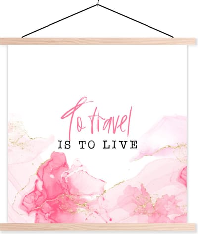 Posterhanger incl. Poster 40x40 cm - Schoolplaat - Spreuken - Quotes - To travel is to live - Roze - Textielposter - Blanke latten