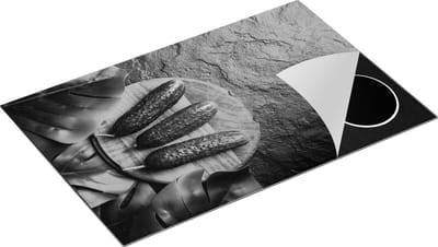 Chefcare Inductie Beschermer Komkommers met Bladeren op Zwarter Marmer - Zwart Wit - 80x50 cm - Afdekplaat Inductie - Kookplaat Beschermer - Inductie Mat