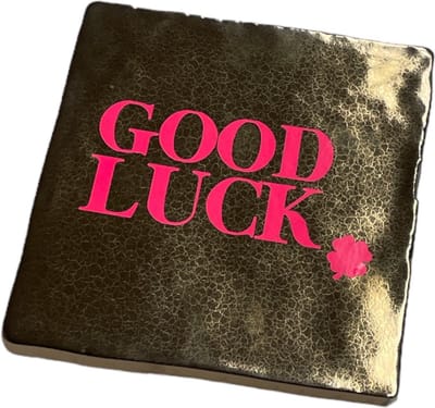 Hippe tegeltje met tekst: Good Luck | Goud met neon roze | Gepersonaliseerde cadeau | Hippe Spreuktegel | Nieuwe woning cadeau | Housewarming cadeau