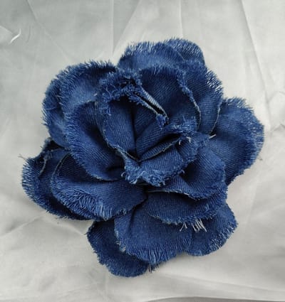 Broche-Boheemse denim rozenbroche 15 cm | Grote reversspeld en camelia haarclip voor dames en meisjes | Multifunctionele corsagebroche van denim materiaal-Denimblauwe gerafelde randen