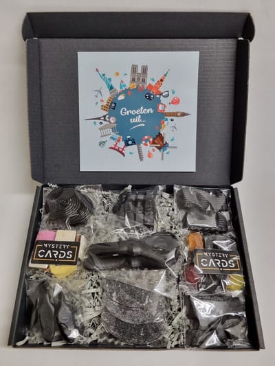 Drop Box – box met 9 populaire dropsoorten + wenskaart ‘Groeten Uit…’ | Snoepbox | Cadeau-idee | Verjaardag