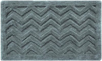 Zachte grijze badmat met pluche chevron patroon en antislip rug 50 x 80 cm