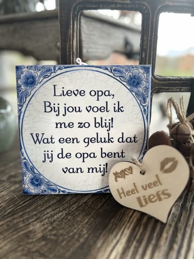 Creaties van Hier - Tegeltje Lieve opa met houten hartje - 15 cm – Keramiek