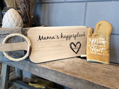 Creaties van Hier - Serveerplank - Mama's Hapjesplank - Ovenhandschoen mam - 55 cm - Eikenhout - moederdag cadeautje