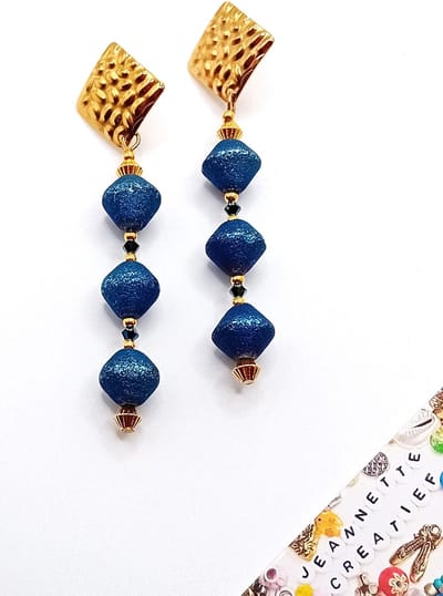 Jeannette-Creatief® - Chic - Oorbellen Blauwe Conische Glinsterende Stenen, Glazen Kraaltjes en Gouden DQ Kralen - RVS Oorknoppen - Oorhangers - Oorbellen - Feest - Griekse Stijl