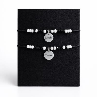 Engravia by Derya – Gepersonaliseerde naam armband – Vriendschapsarmband set – 2 stuks – RVS zilverkleurige 15 mm coin – Verstelbaar koord – Cadeau voor beste vriendin / vriend