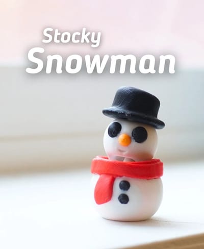 Sneeuwpop 3D Print - Vera's Arts & Dice | Stocky Snowman 3D Print - Sneeuw - Koud Weer - Magnetisch - Sneeuwman - Winter - Sjaal - Wortel - Zwarte Hoed - Speelgoed - Magneet - Verzamelobject - Sneeuwpop Figuur - Wit Rood Zwart Oranje