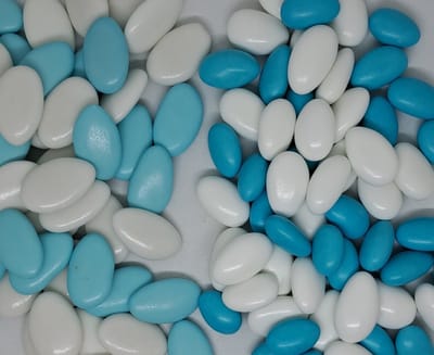 400 gram chocolade-dragees & 400 gram amandel-dragees in blauw/wit voor geboorte - doop - babyshower - gender-reveal - doopsuikers