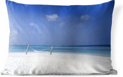 Buitenkussens - Tuin - Een wit strand met een hangmat bij de Maldiven - 50x30 cm