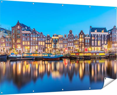 Gards Tuinposter Amsterdamse Huisjes in de Avond met Lichten - 180x120 cm - Tuindoek - Tuindecoratie - Wanddecoratie buiten - Tuinschilderij