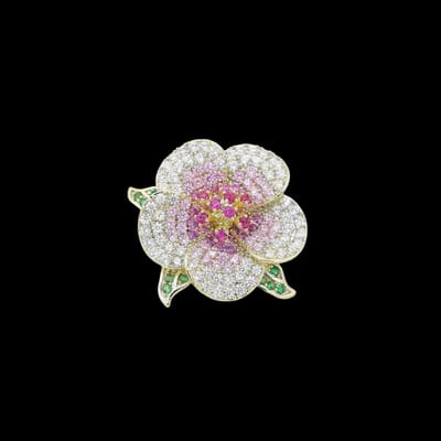 Victoria Valenza Goudkleurige Sakura Bloem Broche met Zirkonia Stenen - Broche - Goudkleurig - Sakura bloem broche - Zirkonia