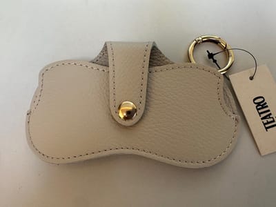 zonnebrilhoesje - leer- ecru- makkelijk voor aan je tas te hangen.