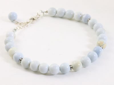 Armband met blauwe opaal en zilveren kralen