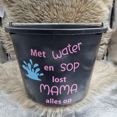 12 Liter Emmer – Met Water en Sop lost Mama alles op – Zwarte Kunststof Emmer – Grappig Cadeau voor Moederdag of Huishoudheldin