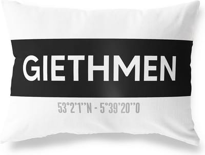 Tuinkussen GIETHMEN - OVERIJSSEL met coördinaten - Buitenkussen - Bootkussen - Weerbestendig - Jouw Plaats - Studio216 - Modern - Zwart-Wit - 50x30cm