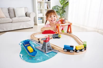Hape Lift & Load Havens Speelset – Houten Treinset met Kraanwagen en Schip, 26 delig, 3 jaar+