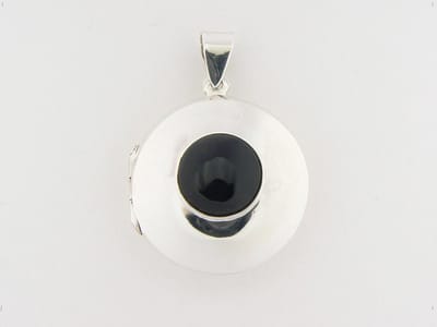 Rond hoogglans zilveren medaillon met onyx