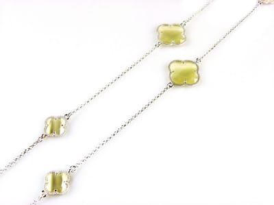 model Fiori gesloten klavers collier in zilver parelmoer klavers