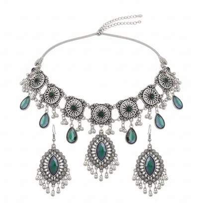 Zilverkleurige choker ketting met groene druppelvormige hangers – ketting voor dames – sierlijke details – statement ketting