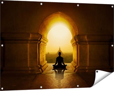 Gards Tuinposter Man Doet Yoga in een Boeddha Tempel - 120x80 cm - Tuindoek - Tuindecoratie - Wanddecoratie buiten - Tuinschilderij