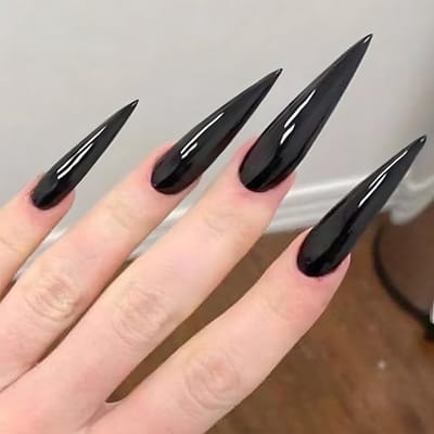 Daity 24 nagelstickers - lange, puntige zwarte nepnagels - effen kleur - thema 'Nightmare of the Night', glanzende nepnagels die de hele nagel bedekken - inclusief lijm - geschikt voor Halloween-nagelkunst voor vrouwen en meisjes.