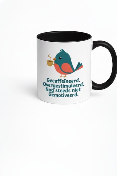 Grappige Koffiemok met Tekst 'Gecaffeïneerd, Overgestimuleerd, Nog Steeds Niet Gemotiveerd' – Vogel met Koffie – Cadeau Collega – Wit met Zwart – Keramiek 330 ml