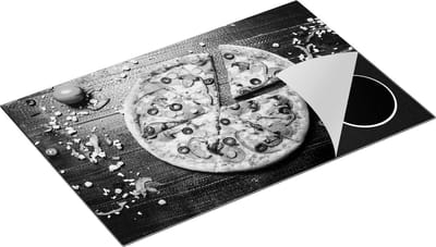 Chefcare Inductie Beschermer Pepperoni Pizza op Houten Planken - Zwart Wit - 80x50 cm - Afdekplaat Inductie - Kookplaat Beschermer - Inductie Mat