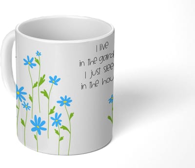 Mok - Koffiemok - Spreuken - Quotes - I live in the garden I just sleep in the house - Mokken - 350 ML - Beker - Koffiemokken - Theemok - Mok met tekst