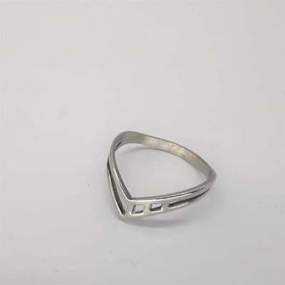 RVS – elegant - zilverkleurig - dames - ring - maat 16 in prachtig - V motief.