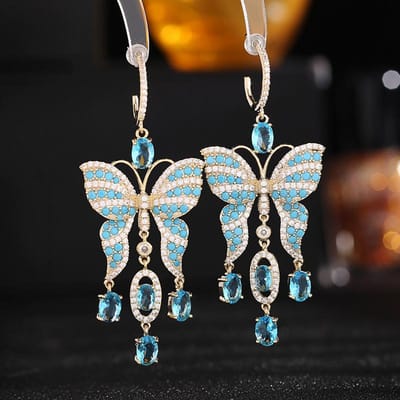 Boucles d'oreilles pendantes élégantes pour femmes, design de luxe léger, élégantes, avec pampilles papillon longues, à la mode et polyvalentes, avec un sens du design unique. beige