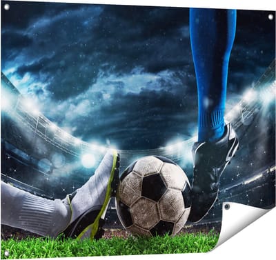 Gards Tuinposter Voetbal Sliding op de Bal in het Stadion - 100x80 cm - Tuindoek - Tuindecoratie - Wanddecoratie buiten - Tuinschilderij