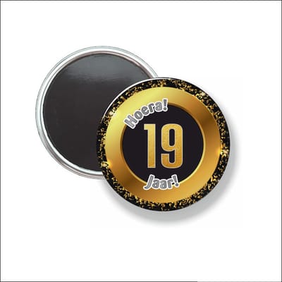 Button Met Magneet 58 MM - Hoera 19 Jaar - NIET VOOR KLEDING