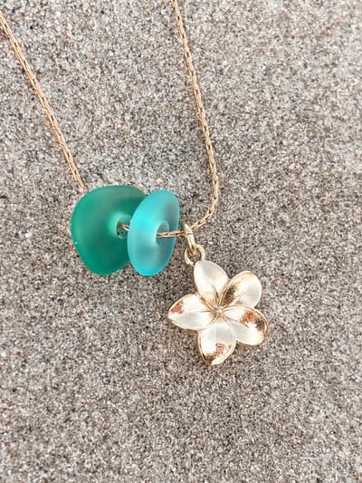 Laguna Treasures - Zeeglas - ketting - plumeria - goud - snake ketting- Halsketting - Sieraden - Surf -Bloem