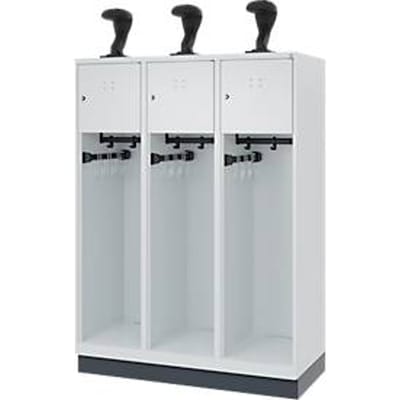 Brandweerkluis C+P Evolo Youngster, 3 vakken, met helmhouder, met sokkel, B 1200 x D 500 x H 1630 mm, RAL 7035 lichtgrijs/RAL 7016 antracietgrijs