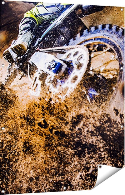 Gards Tuinposter Motorcross Wiel met Modder - 90x120 cm - Tuindoek - Tuindecoratie - Wanddecoratie buiten - Tuinschilderij