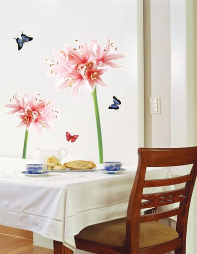 Decoratieve muurstickers met roze en witte lelies en vlinders.