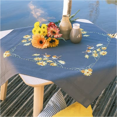 Vervaco - Tafelkleed kit Roodborstjes en gele bloemen - PN-0206936 - Borduren - Borduurpakket - Borduurpakket volwassenen - Borduurpakket kind