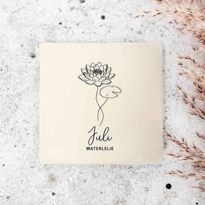Fien & Feau - Geboortebloem - Tegel - Juli - 10x10cm - Keramiek - Beige - Waterlelie - Kraamcadeau - verjaardagscadeau