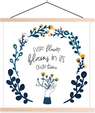 Posterhanger incl. Poster 40x40 cm - Schoolplaat - Quotes - Every flower blooms in its own time - Spreuken - Textielposter - Blanke latten