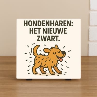 Wenstegeltje – Hondenharen: Het nieuwe zwart – Grappig cadeautje – Decoratie – cadeau– Origineel cadeau voor hondenliefhebbers – Decoratief Tegeltje met Standaard – Cadeau Idee