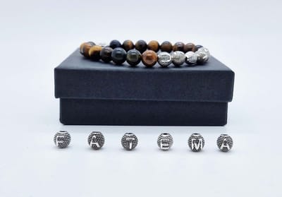 Handgemaakte Natuurstenen armband met metaal naam " Tijgeroog" - Met je naam of de naam van uw geliefde- 8 mm diameter van de korrel- Diameter armband 20 cm - Een mooi cadeau voor familie en vrienden