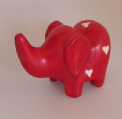 Nog meer sfeer in uw woonomgeving met deze prachtig handgemaakte olifant! Een bijzondere olifant gemaakt van speksteen, een zachte natuursteen. Vind een gezellig plekje in je huis, serre/tuinkamer of in de werkkamer. Voor uzelf of Bestel Een Kado